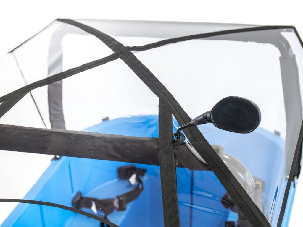 Detail van de transparante regenkap met spiegel
