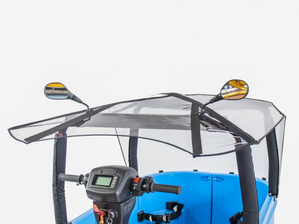 Regenkap boven het stuur van de BSO bus