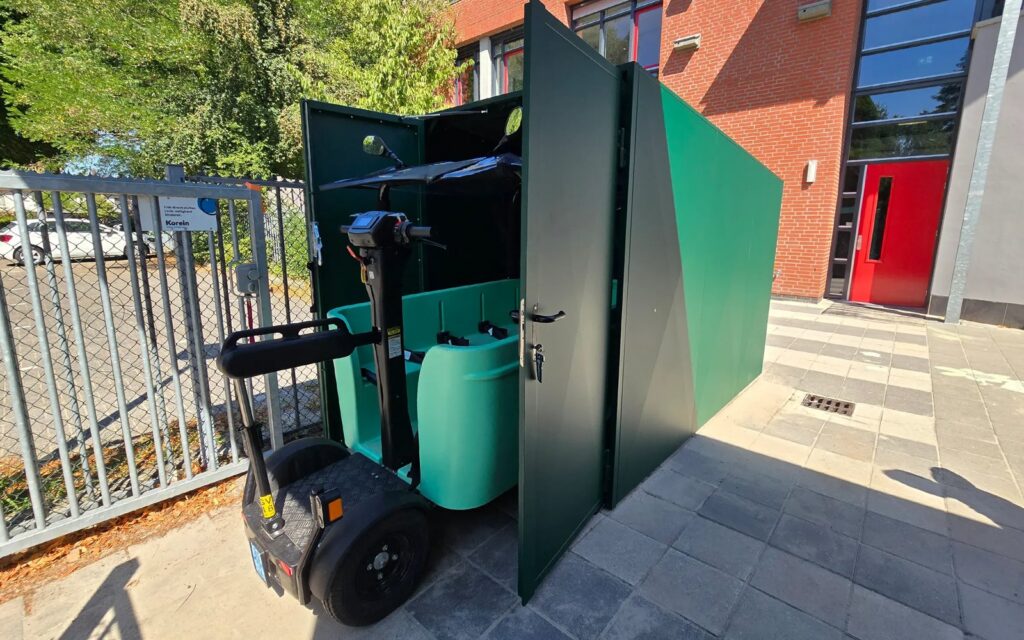 BSO bus rijdt een groene BSO-busstalling van Mobishield in bij een kinderopvanglocatie